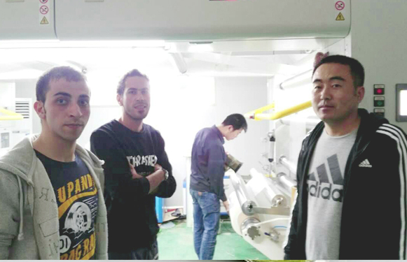 滄州華良包裝公司老總與國(guó)際友人車(chē)間實(shí)地合影