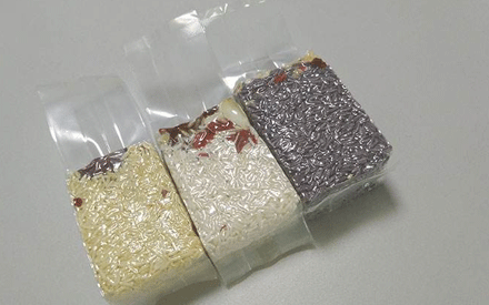 真空包裝袋為增加其性能通常采用多種材質(zhì)復(fù)合而成，常見(jiàn)的復(fù)合方法有：干法復(fù)合、擠出復(fù)合、共擠出復(fù)合、無(wú)溶劑復(fù)合、涂布復(fù)合、蒸鍍復(fù)合、熱熔膠復(fù)合等。其中干法復(fù)合是國(guó)內(nèi)復(fù)合真空包裝袋材料生產(chǎn)中應(yīng)用較為廣泛的，那么，真空包裝袋為什么大多采用干法復(fù)合？