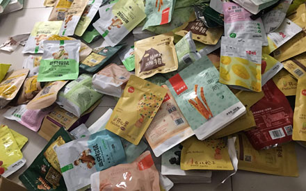 三只松鼠、良品鋪?zhàn)硬捎玫氖悄姆N食品包裝袋？